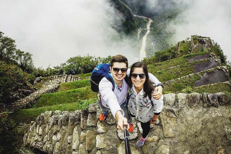 Turistas subiendo a la montaña Huayna Picchu