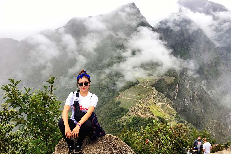 Turista em Wayna Picchu