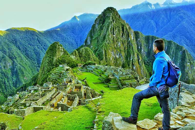 Turista in Machu Picchu all'alba