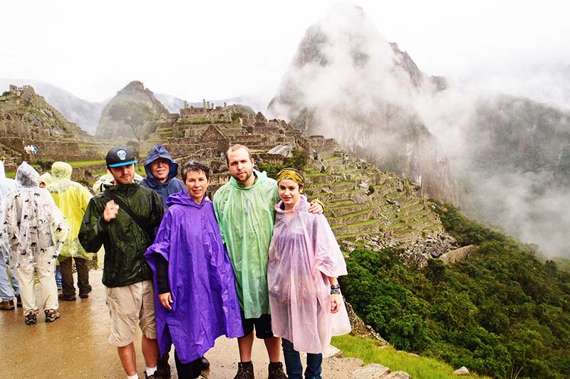 Turistas en Machu Picchu en la estación de lluvias