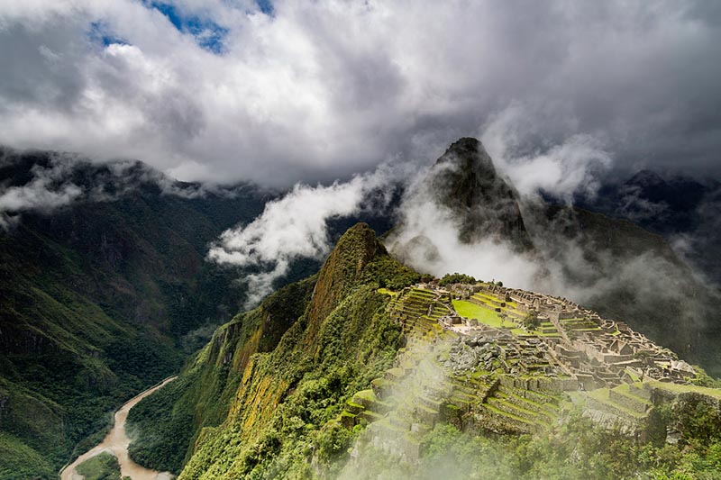 Machu Picchu cubierta de nubes y niebla en la temporada de lluvias