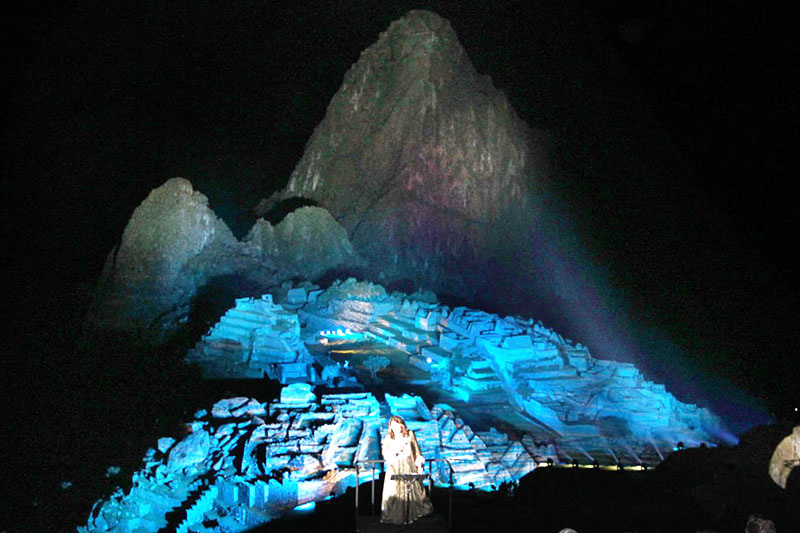 Machu Picchu iluminada en la noche por sus 100 años