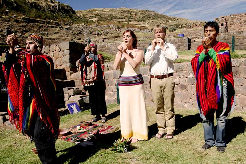 Casal de turistas fazendo um pagamento para a terra