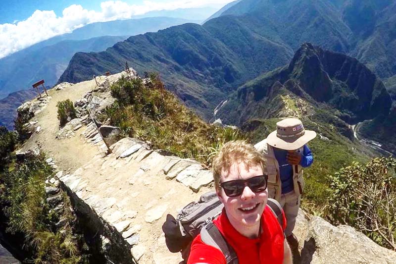 Turistas recorriendo los caminos de la montaña Machu Picchu