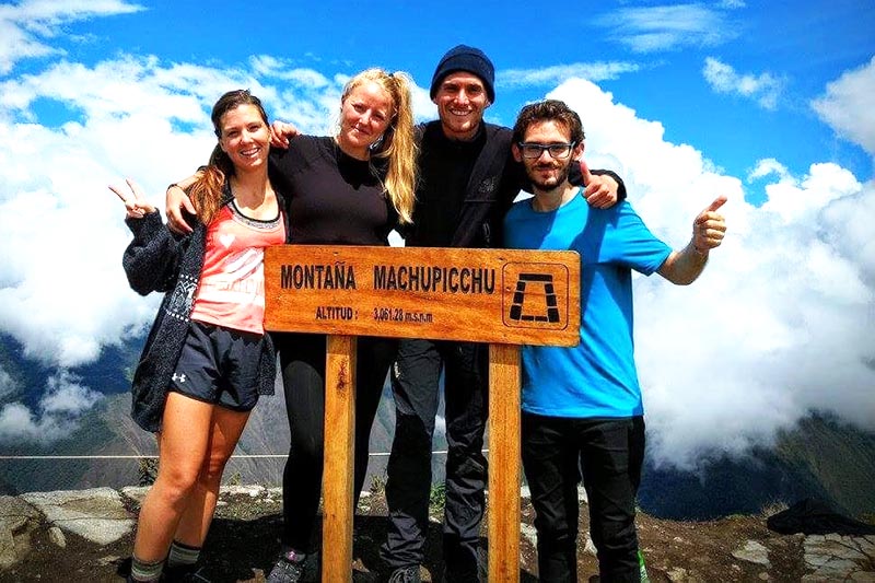 Turistas en la cima de la montaña Machu Picchu