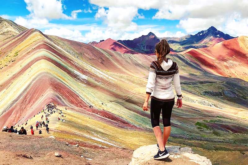 Turista mirando la montaña de 7 colores