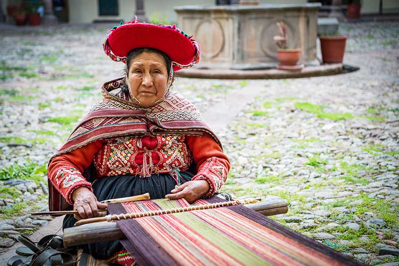 Exhibición de tejido Museo Inka Mujer en pleno proceso del tejido de la lana en el interior del Museo Inka