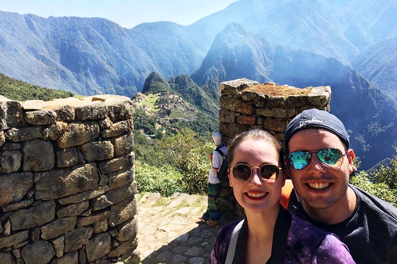 Turistas en la Puerta del Sol en Machu Picchu