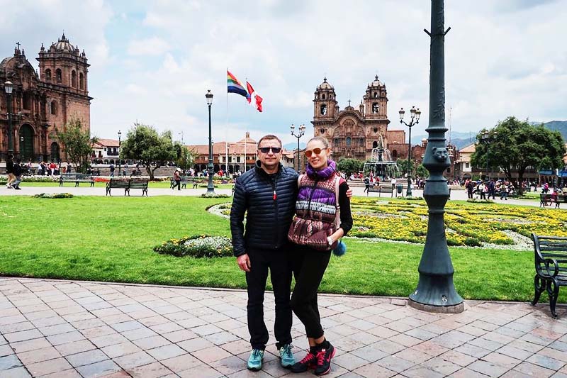 Pareja de visitantes en la plaza principal del Cusco