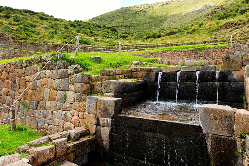 Vista de la fuentes de agua de Tipón