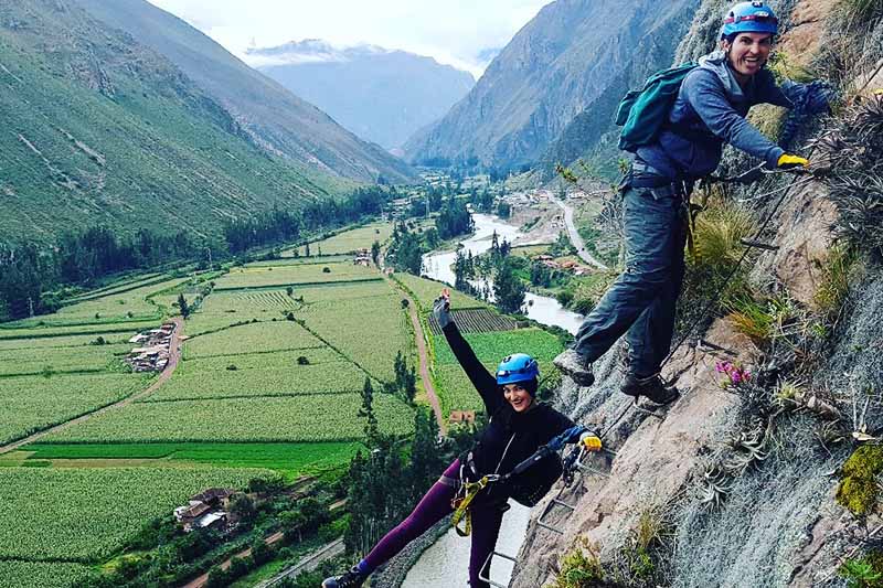 Turistas practicando vía ferrata en el Valle Sagrado Cusco