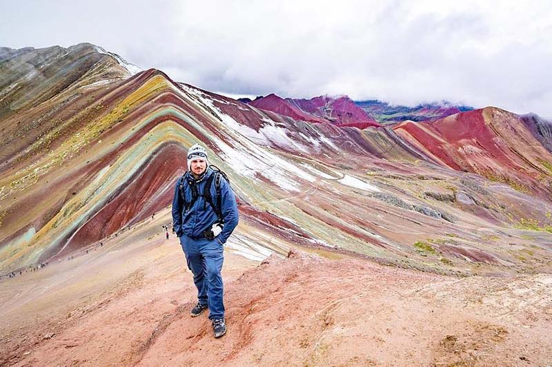 Turista en la montaña de 7 colores