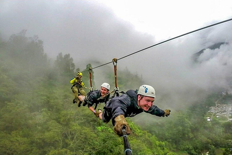 Tourists ziplining or ziplining in Santa Teresa on their way to Machu Picchu