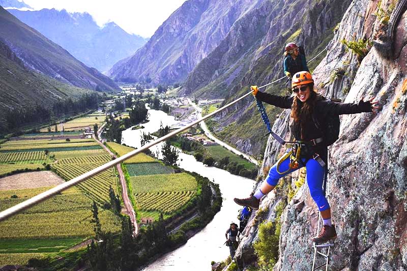 Visitantes haciendo deportes de aventura en el Valle Sagrado de los Incas