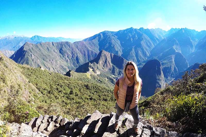 Visitante subiendo hacia la cima de la montaña Machu Picchu