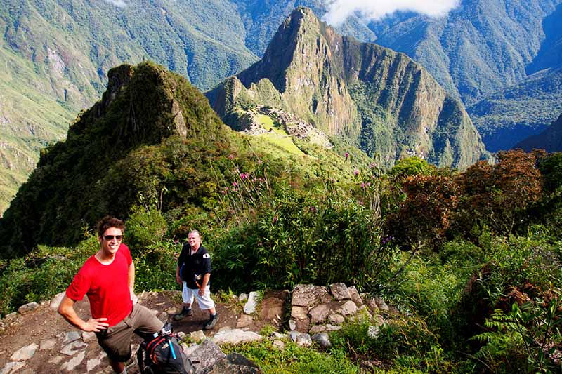 Tourist, der die Reise zum Gipfel des Machu Picchu-Berges macht