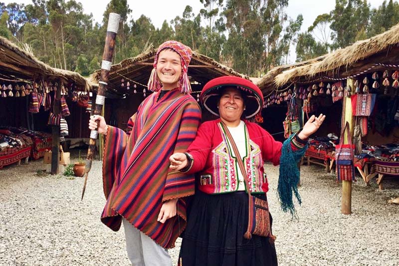 Turista compartiendo las tradiciones del pobladores del Valle Sagrado