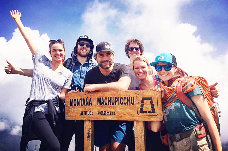 Touristen oben auf Machu Picchu Berg