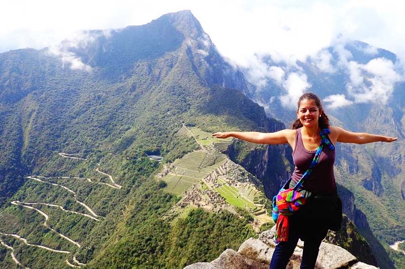 Turista no topo da montanha Huayna Picchu