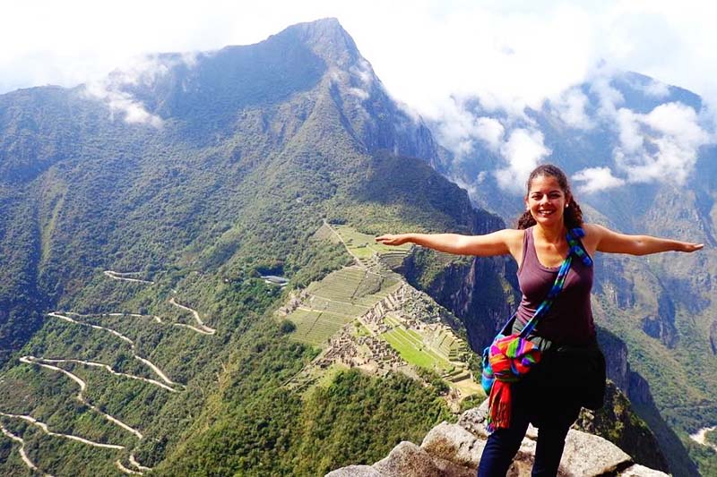 Touriste au sommet de la montagne Huayna Picchu