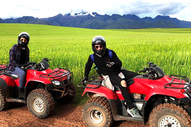 Turista recorriendo el Valle Sagrado en Cuatrimotos