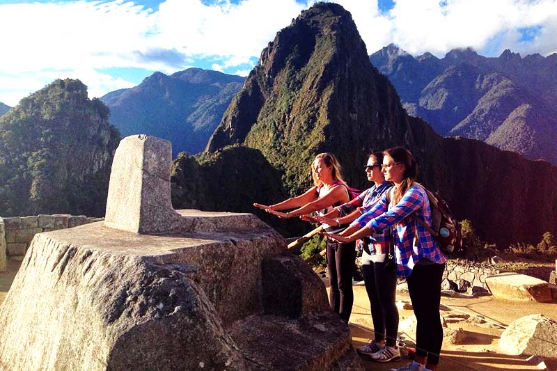 Turistas sintiendo la energía que irradia Machu Picchu