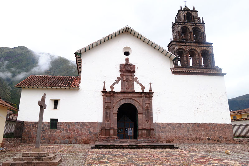 Vista exterior del templo de San Juan Bautista de Huaro