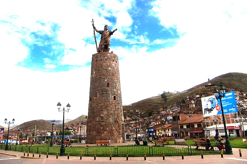 Monumento al inca Pachacutec en la ciudad del Cusco