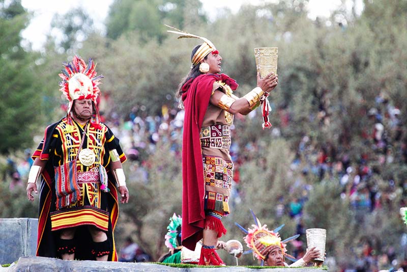 El inca celebrando la fiesta del Inti Raymi en Cusco