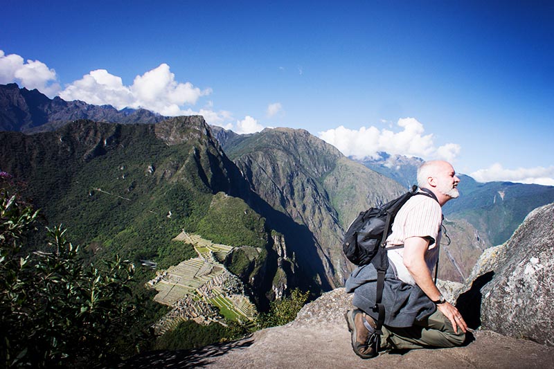 Turista llegando a la cima de la montaña Huayna Picchu