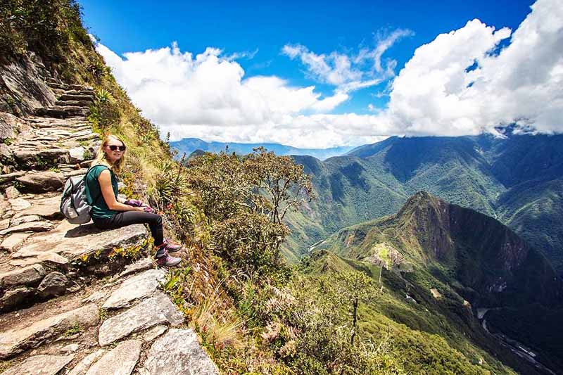 Tourist ruht auf den Straßen des Machu Picchu Berges