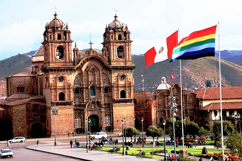 La bandera del Cusco en la plaza principal de la ciudad