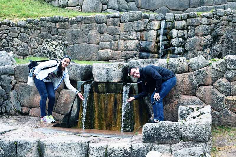 Turistas en Tambomachay