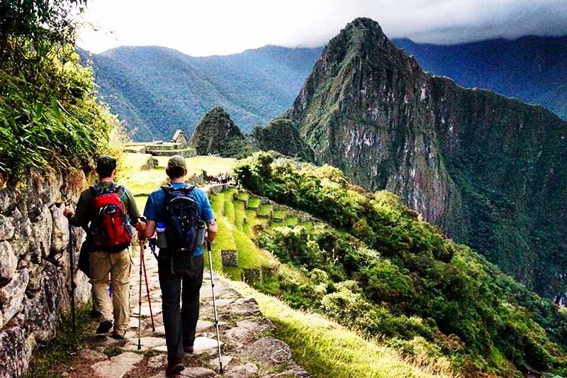 Turistas llegando a Machu Picchu despues de haber recorrido el Camino Inca