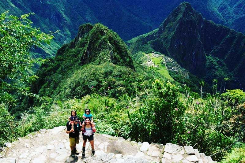 Turistas haciendo el ascenso a la montaña Machu Picchu