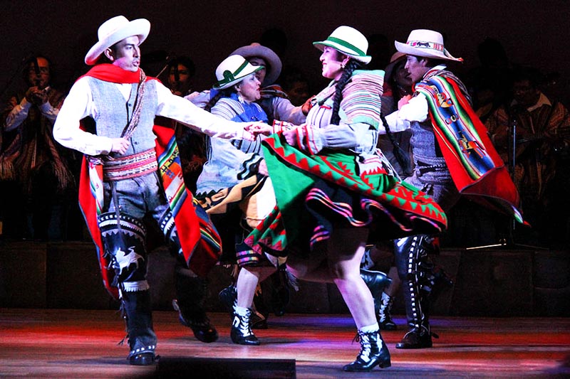 Noche de danzas en el Centro Qosqo de Arte Nativo