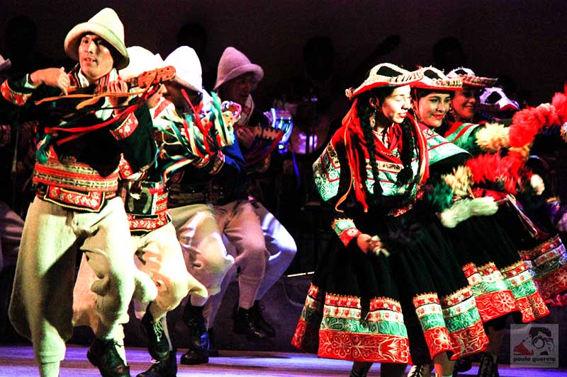 Danzantes en pleno espectáculo del Centro Qosqo de Arte Nativo