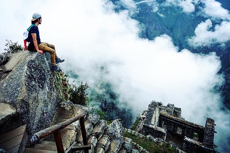 Turista descansando en la montaña Huayna Picchu