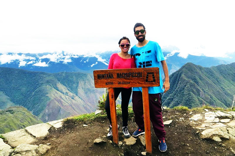 Turistas en la cima de la montaña Machu Picchu