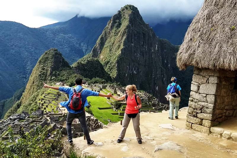 Qué hacer en Machu Picchu durante todo el día Turistas divirtiendose en Machu Picchu