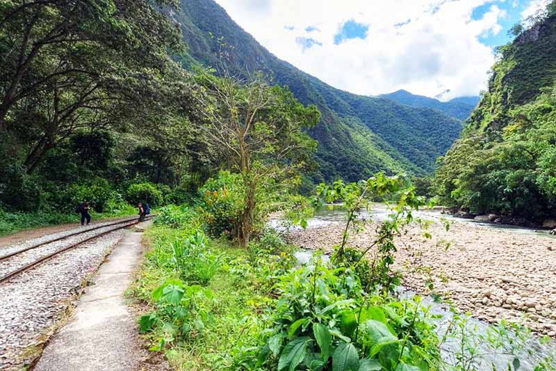 Paisaje del camino de hidroeléctrica hasta Aguas Calientes