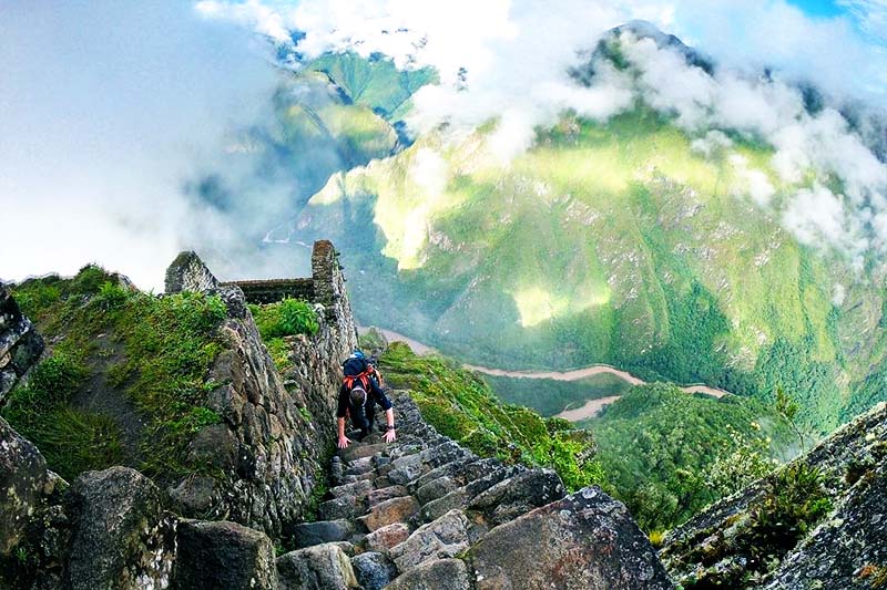 Turista subiendo a la cima del Huayna Picchu