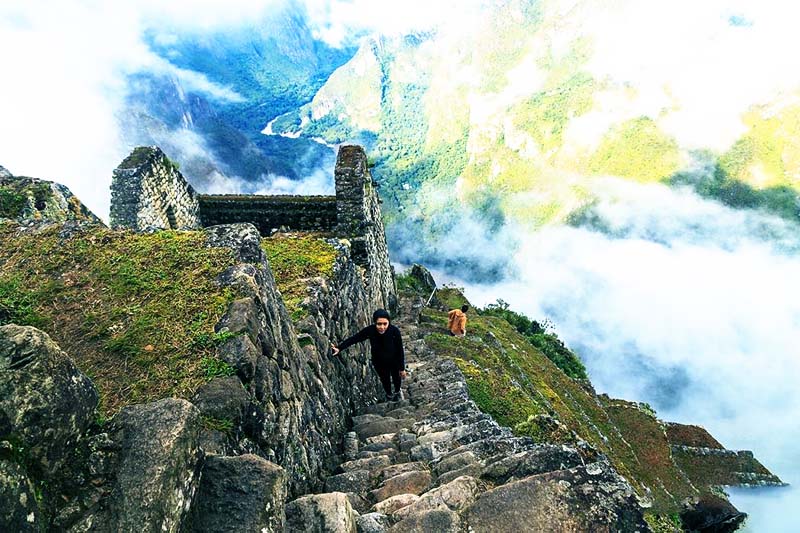 Subiendo a la cima de la montaña Wayna Picchu