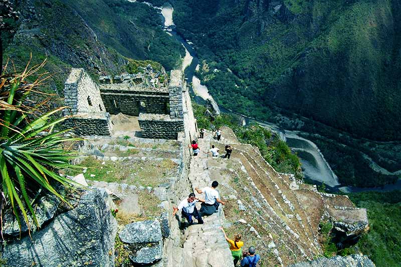 Turistas subiendo al Huayna Picchu