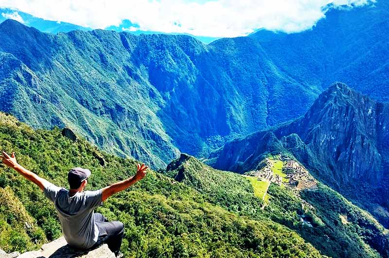 La montaña Machu Picchu en lo más alto Turista en la cima de la montaña Machu Picchu