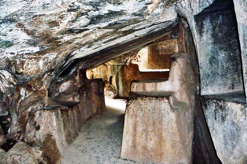 Vista de la roca de sacrificios humanos de Qenqo