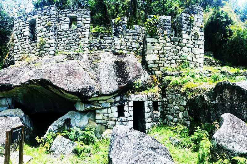 El templo de la Luna en la montaña Huayna Picchu