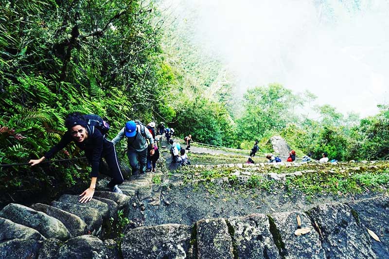 Turistas subiendo a la montaña Huayna Picchu