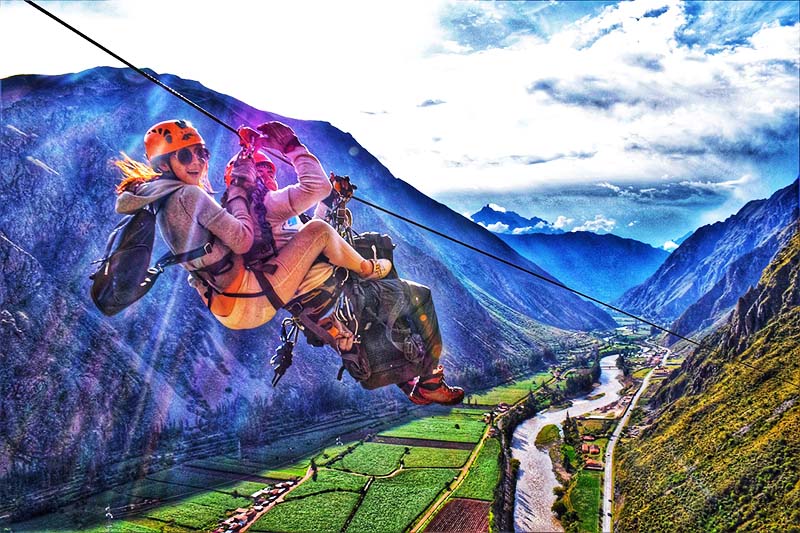 Turistas practicando zipline en el Valle Sagrado