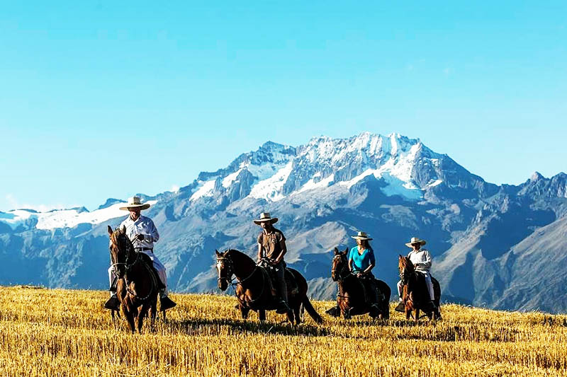 Touristes chevauchant dans la Vallée Sacrée